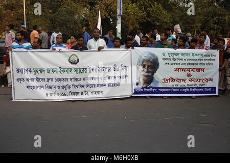 Dacca in Bangladesh. Mar 4, 2018. Varie Gruppo di studente chiamato protestare contro accoltellato l attacco su Prof Muhammaed Zafar Iqbal Shahbag a. Credito: Md. Mehedi Hasan/ZUMA filo/Alamy Live News Foto Stock