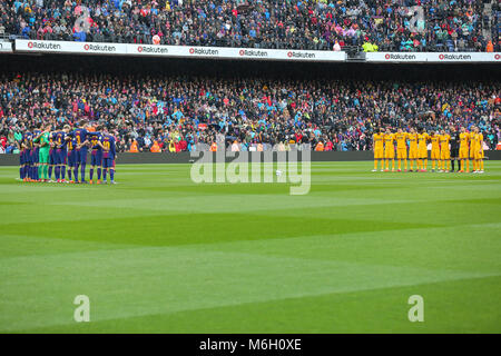 Barcellona, Spagna. 04 Mar, 2018. Minuto di silenzio in memoria di Enrique Castro Quini durante il match tra FC Barcelona contro l'Atletico Madrid, per il round 27 del Liga Santander, giocato al Camp Nou Stadium il 4 marzo 2018 a Barcellona, Spagna. Credito: Gtres Información más Comuniación on line, S.L./Alamy Live News Foto Stock