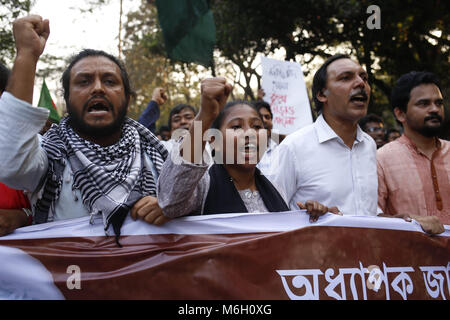 Dacca in Bangladesh. Mar 4, 2018. Attivista di Gonojagoron Mancha calledprotest contro accoltellato l attacco su Prof Muhammaed Zafar Iqbal Shahbag a. Credito: Md. Mehedi Hasan/ZUMA filo/Alamy Live News Foto Stock