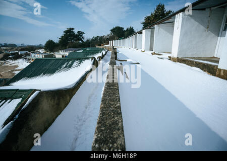 After Effects di tempesta Emma è visto nel borgo marinaro di Abersoch, con pesanti derive di neve, vento, neve sulla spiaggia e un porto congelati. Foto Stock