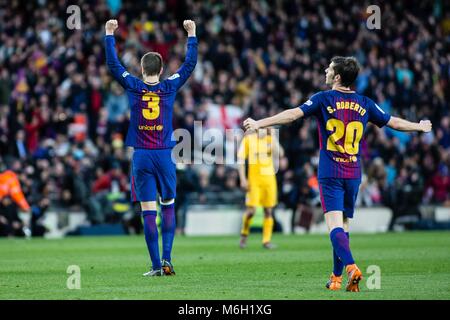 Barcellona, Spagna. Mar 4, 2018. Barcellona, Spagna - MARZO 04: 03 Gerard Pique dalla Spagna del FC Barcelona e a 20 Sergi Roberto dalla Spagna del FC Barcelona celebra la vittoria durante la Liga match tra FC Barcelona v Atletico de Madrid al Camp Nou Stadium di Barcellona il 04 di marzo, 2018. Cordon Premere Credito: CORDON PREMERE/Alamy Live News Credito: CORDON PREMERE/Alamy Live News Foto Stock