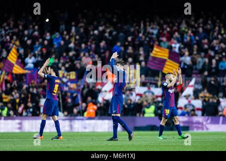 Barcellona, Spagna. Mar 4, 2018. Barcellona, Spagna - MARZO 04: 03 Gerard Pique dalla Spagna del FC Barcelona, 05 Sergi Busquets dalla Spagna del FC Barcelona e 18 Jordi Alba dalla Spagna del FC Barcelona celebra la vittoria durante la Liga match tra FC Barcelona v Atletico de Madrid al Camp Nou Stadium di Barcellona il 04 di marzo, 2018. Cordon Premere Credito: CORDON PREMERE/Alamy Live News Credito: CORDON PREMERE/Alamy Live News Foto Stock