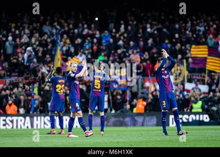 Barcellona, Spagna. Mar 4, 2018. Barcellona, Spagna - MARZO 04: 03 Gerard Pique dalla Spagna del FC Barcelona, 05 Sergi Busquets dalla Spagna del FC Barcelona e 04 Ivan Rakitic dalla Croazia di FC Barcelona celebra la vittoria durante la Liga match tra FC Barcelona v Atletico de Madrid al Camp Nou Stadium di Barcellona il 04 di marzo, 2018. Cordon Premere Credito: CORDON PREMERE/Alamy Live News Credito: CORDON PREMERE/Alamy Live News Foto Stock