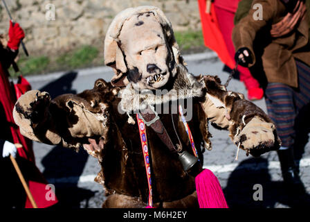 Valdesoto, Spagna. 4 Marzo, 2018. Un mazcaritu, una maschera tradizionale di Oviedo (Asturias, Spagna), durante Mazcaraes d'Iviernu, una maschera iberica festa celebrata il 4 marzo 2018 in Valdesoto, Asturias, Spagna. Iberian maschere o maschere di inverno sono le feste tradizionali di alcune città del Portogallo e il nord della Spagna legate a culti celtici, dove le persone sono mascherati con maschere e pelli e stracci. ©David Gato/Alamy Live News Foto Stock