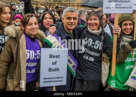 Sadiq Khan, sindaco di Londra - #Marzo4Donne 2018, a marzo e il rally a Londra per celebrare la Giornata internazionale della donna e 100 anni poiché le prime donne nel Regno Unito hanno ottenuto il diritto di voto. Organizzato da Care International di marzo ha dichiarato a Palazzo vecchio cortile e si è conclusa in un rally a Trafalgar Square. Credito: Guy Bell/Alamy Live News Foto Stock