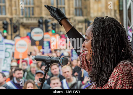 Alba Butler MP, l'ombra del Segretario di Stato per le donne e di Uguaglianze - #Marzo4Donne 2018, a marzo e il rally a Londra per celebrare la Giornata internazionale della donna e 100 anni poiché le prime donne nel Regno Unito hanno ottenuto il diritto di voto. Organizzato da Care International di marzo ha dichiarato a Palazzo vecchio cortile e si è conclusa in un rally a Trafalgar Square. Credito: Guy Bell/Alamy Live News Foto Stock