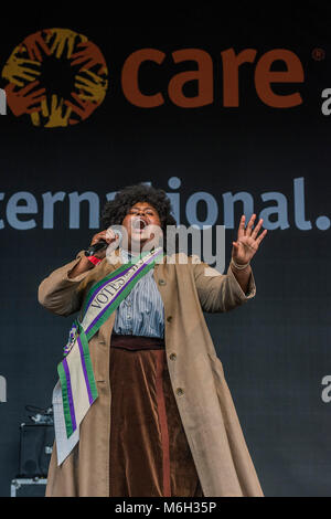 #Marzo4Donne 2018, a marzo e il rally a Londra per celebrare la Giornata internazionale della donna e 100 anni poiché le prime donne nel Regno Unito hanno ottenuto il diritto di voto. Organizzato da Care International di marzo ha dichiarato a Palazzo vecchio cortile e si è conclusa in un rally a Trafalgar Square. Credito: Guy Bell/Alamy Live News Foto Stock