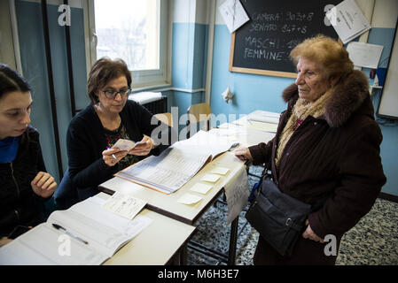 4 marzo 2018 - Torino, Italy-March 4, 2018: gli italiani vanno alle urne per il Campionato Italiano di credito primaria: Stefano Guidi/ZUMA filo/Alamy Live News Foto Stock