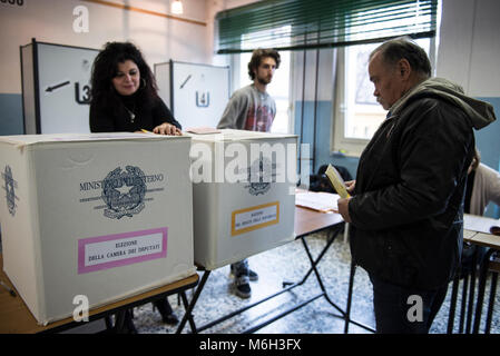 4 marzo 2018 - Torino, Italy-March 4, 2018: gli italiani vanno alle urne per il Campionato Italiano di credito primaria: Stefano Guidi/ZUMA filo/Alamy Live News Foto Stock