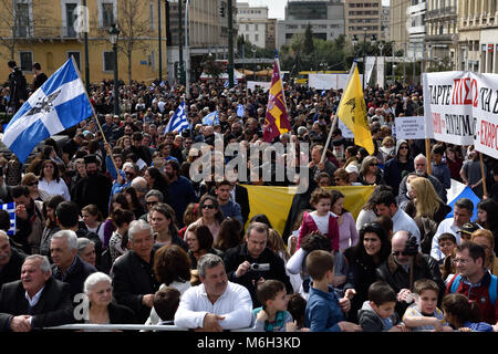 Atene, Grecia, 4 marzo, 2018. Greco Ortodosso di sacerdoti e fedeli protestare contro i cambiamenti nella scuola di religione i libri di testo in Atene in Grecia. Credito: Nicolas Koutsokostas/Alamy Live News. Foto Stock