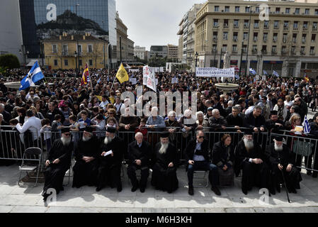 Atene, Grecia, 4 marzo, 2018. Greco Ortodosso di sacerdoti e fedeli protestare contro i cambiamenti nella scuola di religione i libri di testo in Atene in Grecia. Credito: Nicolas Koutsokostas/Alamy Live News. Foto Stock