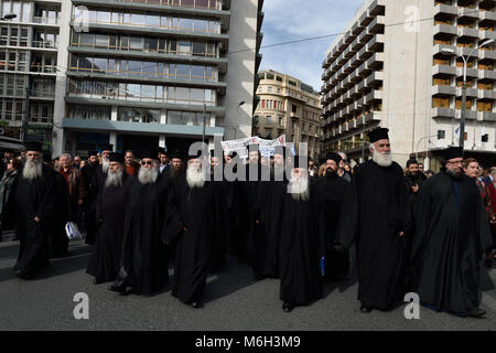 Atene, Grecia, 4 marzo, 2018. Greco Ortodosso di sacerdoti in testa al corteo di protesta contro i cambiamenti nella scuola di religione i libri di testo in Atene in Grecia. Credito: Nicolas Koutsokostas/Alamy Live News. Foto Stock