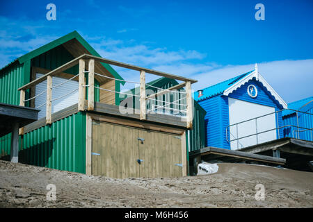 After Effects di tempesta Emma è visto nel borgo marinaro di Abersoch, con pesanti derive di neve, vento, neve sulla spiaggia e un porto congelati. Foto Stock