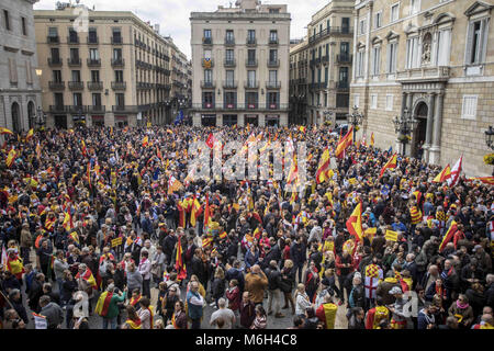 Barcelona, Barcelona, Spagna. Mar 4, 2018. Manifestanti hanno visto riuniti nella piazza principale durante la dimostrazione.Migliaia di persone hanno preso per le strade di Barcellona per dimostrare e mostrare il loro sostegno per il movimento Tabarnia, un movimento per il supporto di unità e anti indipendenza della Catalogna dalla Spagna. Credito: VictorSerri tabarnia 11.jpg/SOPA Immagini/ZUMA filo/Alamy Live News Foto Stock