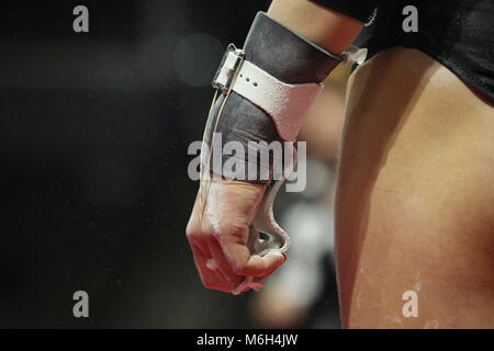 Hoffman Estates, IL, Stati Uniti d'America. 3 Mar, 2018. Cavalletti ginnasta preparato con impugnature pronto per la concorrenza sulle barre irregolari durante il 2018 American Cup ginnastica campionati, svoltasi a Hoffman Estates, IL. Melissa J. Perenson/CSM/Alamy Live News Foto Stock