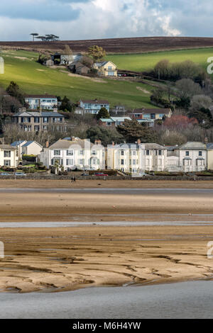 Regno Unito - Previsioni del tempo - dopo giorni di neve e di ghiaccio, amaramente venti freddi, le persone godono di una domenica pomeriggio passeggiata al sole sulla spiaggia di sabbia a Instow in North Devon. Credito: Terry Mathews/Alamy Live News Foto Stock