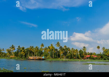 Houseboat ormeggiate in una pittoresca posizione Foto Stock