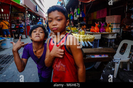 Manila, Filippine - 12 Apr 2017. Bambini che giocano al mercato di strada a Manila nelle Filippine. Foto Stock