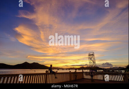 Palawan, Filippine - Aprile 8, 2017. Le persone che si godono al molo principale nel tramonto in Coron Island, PALAWAN FILIPPINE. Foto Stock