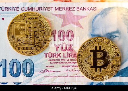 Due lati del golden bitcoin fisico sulla lira turca Foto Stock