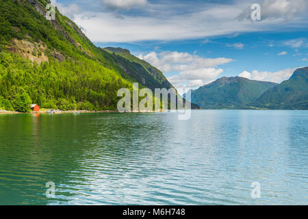 Piccola capanna rosso sulla riva del fiordo, Norvegia, Lustrafjorden, Sognefjorden Foto Stock