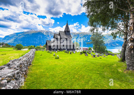 Chiesa di Urnes con vista sul fiordo, sopra Ornes presso il Lustrafjorden, Norvegia, Sito del Patrimonio Mondiale, Sognefjorden Foto Stock