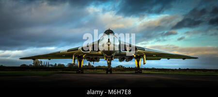 RAF Avro Vulcan Guerra Fredda V-forza bombardiere nucleare XM655 sulla testa al tramonto con bassa golden ore di luce Foto Stock