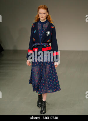 Xvi del febbraio 2018, Bora Aksu passerella AW18 presso la London Fashion Week,Strand 180, British Fashion Council Showspace. Foto Stock