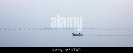 Fisherman barche sul fiume Tago a Lisbona con ponte Vasco da Gama sullo sfondo Foto Stock