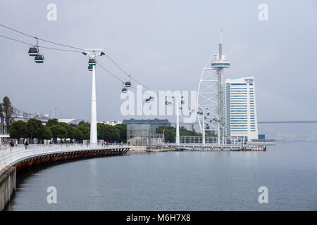 Strada via cavo oltre il fiume Tago bank che conduce alla torre Vasco da Gama a Lisbona, Portogallo Foto Stock