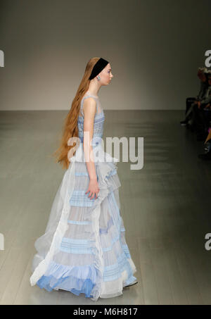 Xvi del febbraio 2018, Bora Aksu passerella AW18 presso la London Fashion Week,Strand 180, British Fashion Council Showspace. Foto Stock