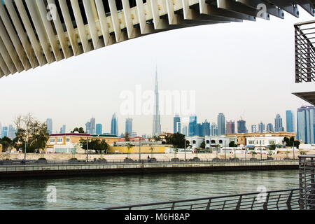 Dubai canale d'acqua passerella con panorama cittadino in background Foto Stock