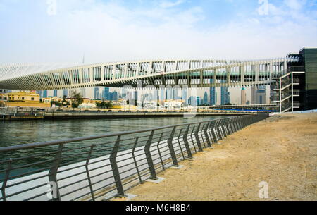 Dubai canale d'acqua passerella con panorama cittadino in background Foto Stock