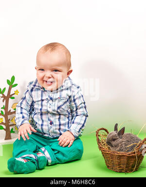 Happy baby boy con bunny Foto Stock