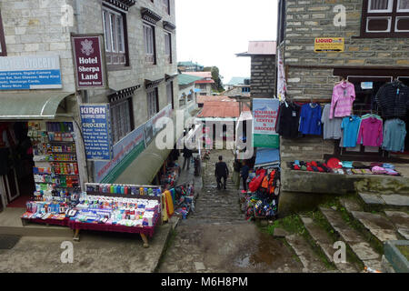 Negozi e bancarelle del mercato a Namche Bazaar Town Center, Campo Base Everest trek, Nepal Foto Stock