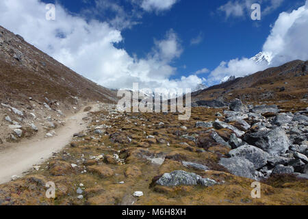 Vista di un sentiero nella valle Lobuche con grandi nuvole e cielo blu, il Campo Base Everest trek, Nepal Foto Stock