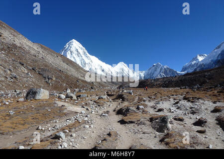 Vista panoramica del monte Pumori, visto da Lobuche Campo Base Everest trek, Nepal Foto Stock