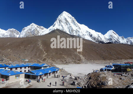 Vista del monte Pumori visto da Gorak Shep, Campo Base Everest trek, Nepal Foto Stock