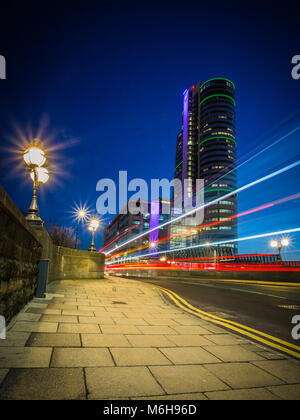I percorsi di traffico sui principali Victoria Road in Leeds dal luogo di Bridgewater Foto Stock