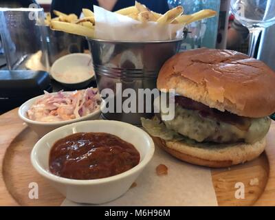 Pranzo presso il Rising Sun Hotel Cheltenham 4/3/18 Foto Stock