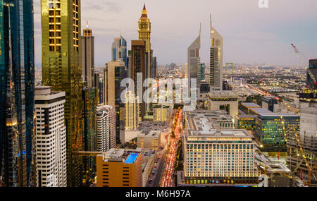 Vista panoramica di Dubai Financial District skyline e ora di punta il traffico al crepuscolo Foto Stock