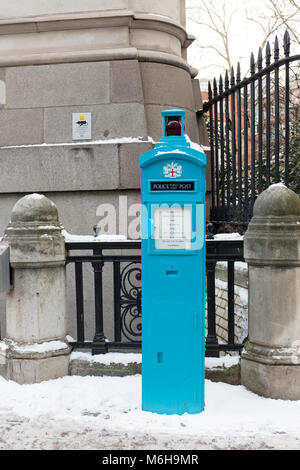 Un vintage polizia blu casella Telefono nella neve, a Londra Foto Stock