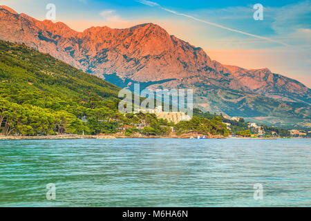 Famoso luogo Mediterranea Resort, un paesaggio fantastico con il mare Adriatico e la splendida alta montagna Biokovo in background al tramonto, Brela, Makarska r Foto Stock