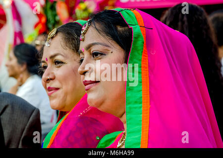 LONDON, Regno Unito - OCT. 15, 2017: Close up di due belle donne indiane indossando saree a Trafalgar Square a Londra. Foto Stock