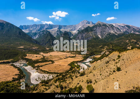 Idilliaco paesaggio coltivato con ansa del fiume in Albania - Vjosa River Valley in Permet district, Albania Foto Stock