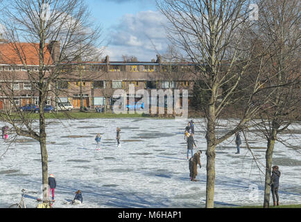 GRONINGEN, PAESI BASSI-febbraio 26, 2018:persone avendo divertimento su una pista di ghiaccio naturale a Groningen, città in Paesi Bassi Foto Stock