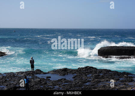 L'uomo, pesca nel porto di Ponta do Sol, Santo Antao, Capo Verde Foto Stock