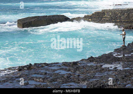 L'uomo, pesca nel porto di Ponta do Sol, Santo Antao, Capo Verde Foto Stock