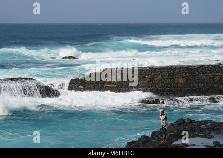 L'uomo, pesca nel porto di Ponta do Sol, Santo Antao, Capo Verde Foto Stock