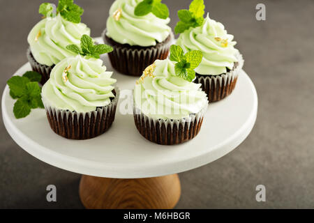 Cioccolato tortini di menta con glassa di verde Foto Stock